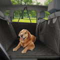 Hund liegt auf der Rücksitzverlängerung mit Hartboden im Auto